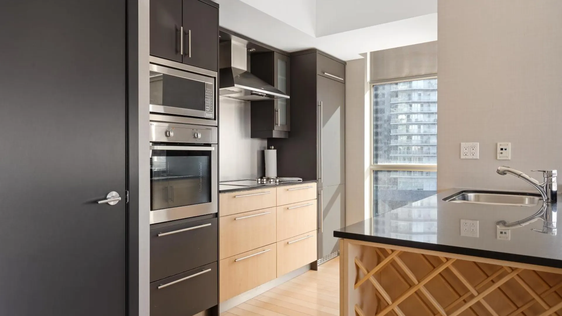 Soho Hotel Toronto 4*,